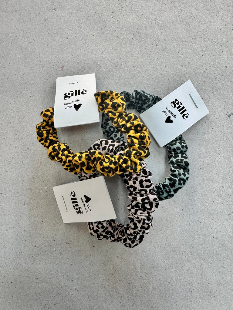 3 Slim X Leo Scrunchies in unterschiedlichen Farben