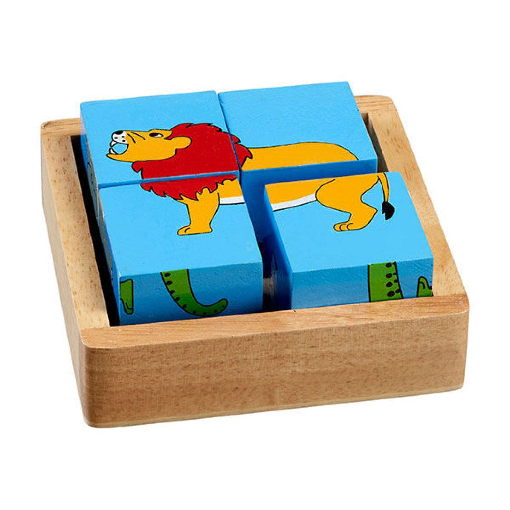 Blockpuzzle, vier Würfel, die zusammen ein Bild ergeben, hier ein Löwe, Hintergrundfarbe blau, in einer braunen Holzbox