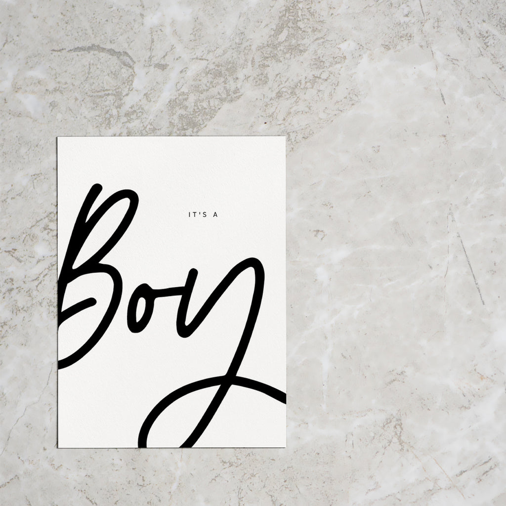 Postkarte "It's a boy" in weiß mit schwarzer Schrift