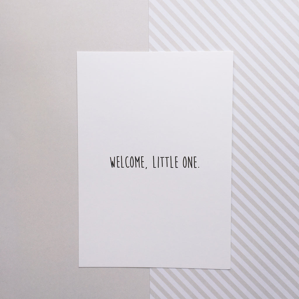 Postkarte weiß, mit schwarzer Schrift: "Welcome, little one"