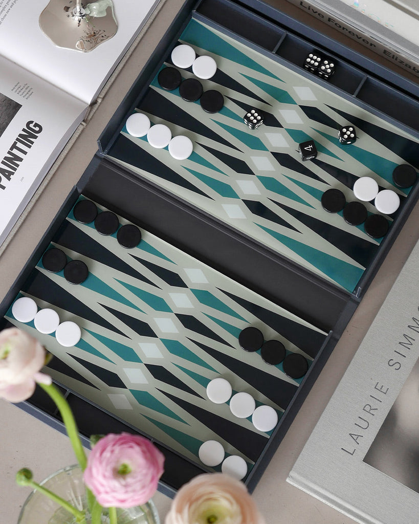 Backgammon X Classic, von oben fotografiert mit Blumen und Büchern