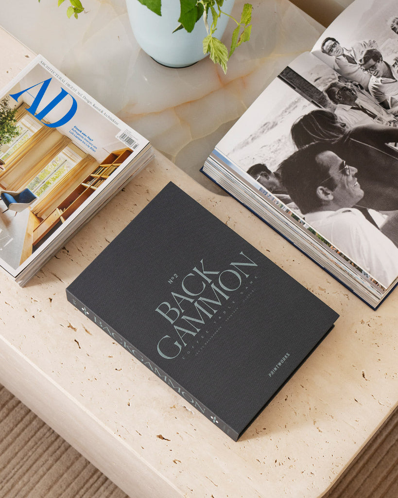 Backgammon X Classic, Coveransicht auf einem Tisch mit Büchern