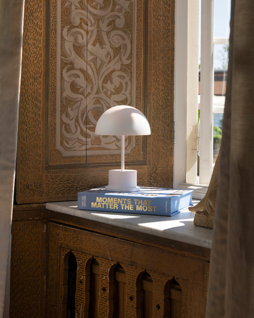 Weiß X Tragbare Leuchte "Riviera" am Fenster mit brauner Umgebung