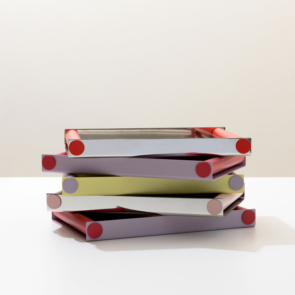 mehrere Spiegel Ray Tray X Tablett Disco Medium, gestapelt in unterschiedlichen Farben