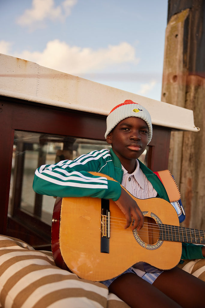 Rot & Hellblau X Beanie für Kinder, getragen von einem Kind