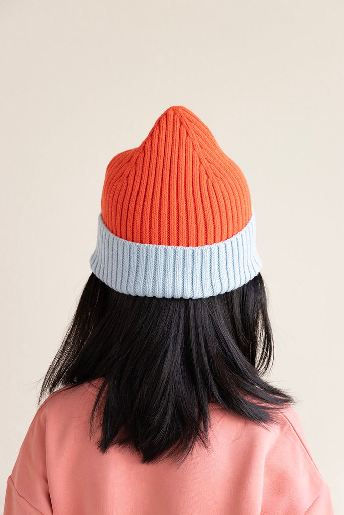 Rot & Hellblau X Beanie für Kinder, getragen von einem Kind, Rückansicht