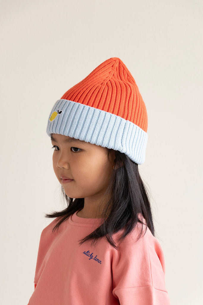 Rot & Hellblau X Beanie für Kinder, getragen von einem Kind, Seitenansicht