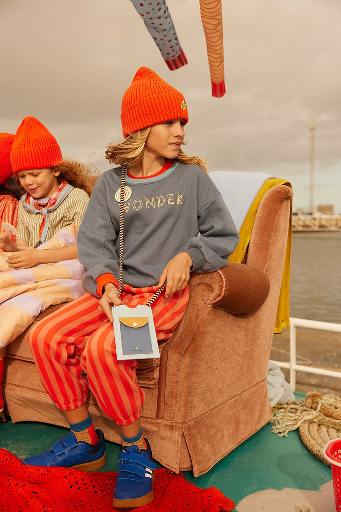 Rot X Beanie für Kinder, getragen von einem Kind, Seitenansicht