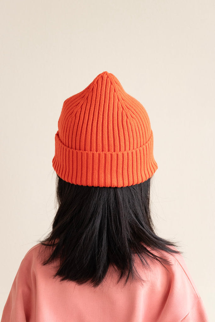 Rot X Beanie für Kinder, getragen von einem Kind, Rückansicht