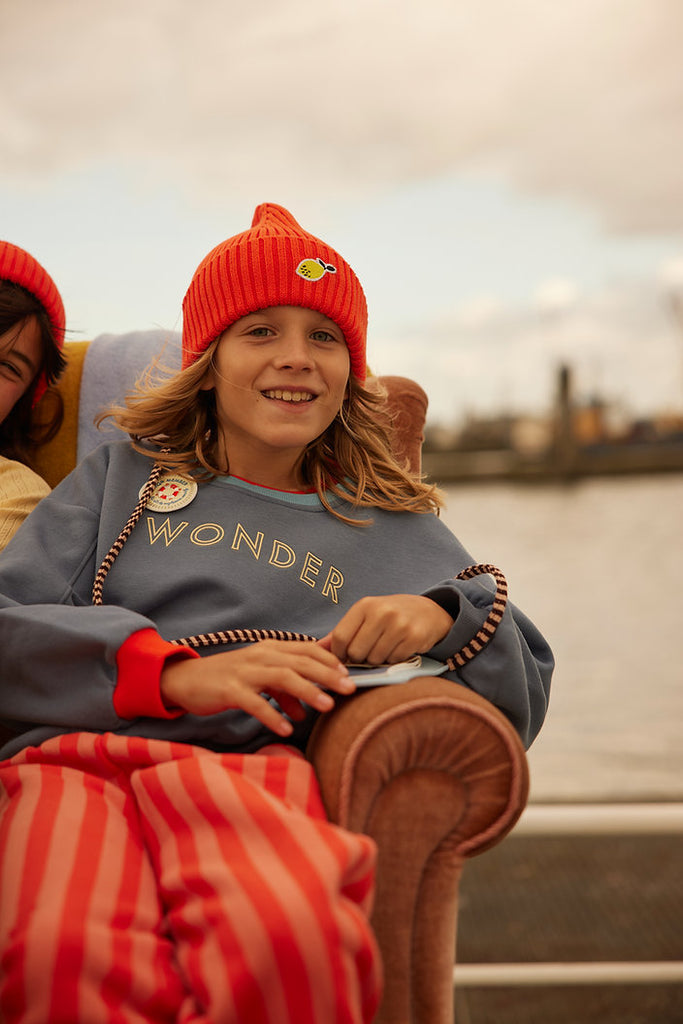 Rot X Beanie für Kinder, getragen von einem Kind