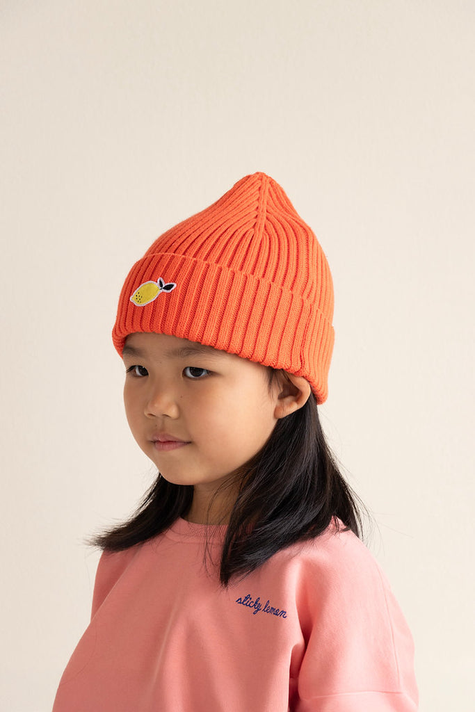 Rot X Beanie für Kinder, getragen von einem Kind, Seitenansicht