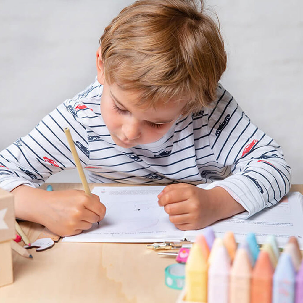 Ein Kind schreibt ins Tagebuch