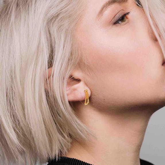 Drop Chain Studs Ohrringe in rosegold getragen von einem Model