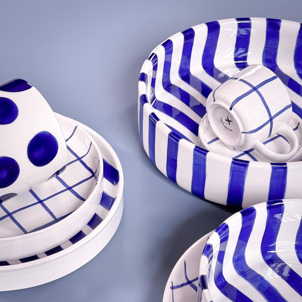 Magazin Minori, mehrere blaue Schalen und Tassen mit unterschiedlichen Mustern, Detailansicht