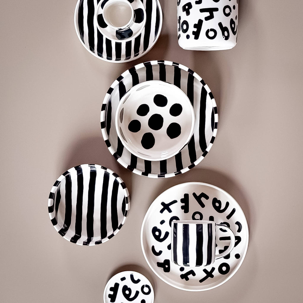 Magazin Minori, verschiedene schwarze Schalen, Teller und Tassen mit unterschiedlichen Mustern von oben fotografiert