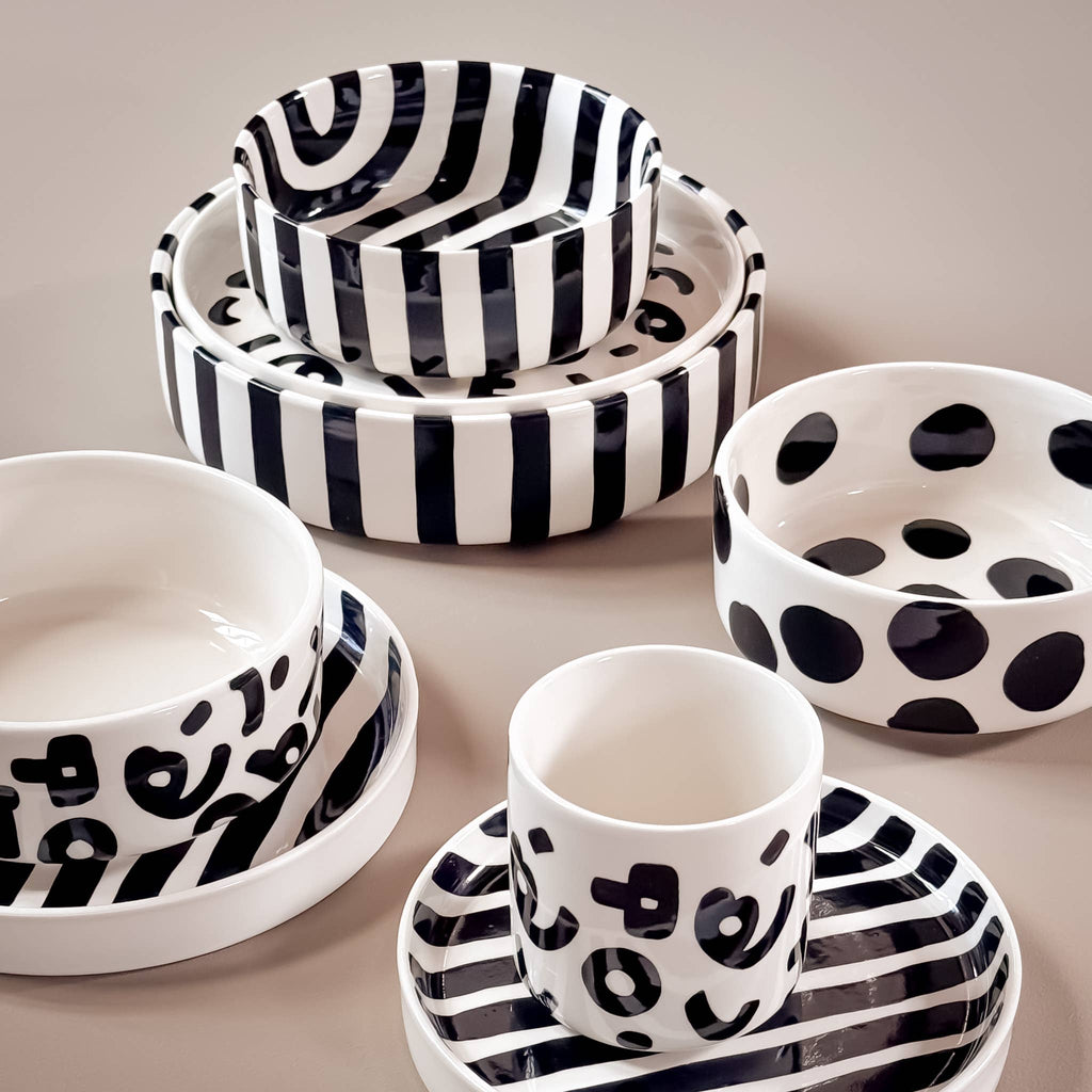 Magazin Minori, verschiedene  schwarze Schalen, Teller und Tassen mit unterschiedlichen Mustern