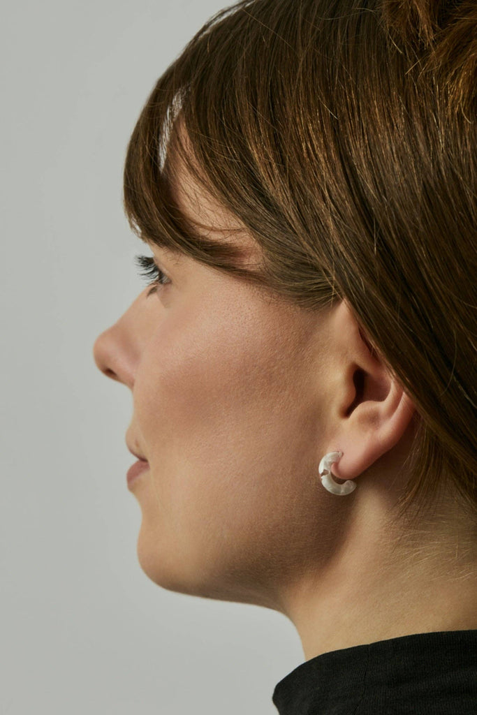 Charme Arctic X Kleine Ohrringe, getragen von einem Model, Detailansicht