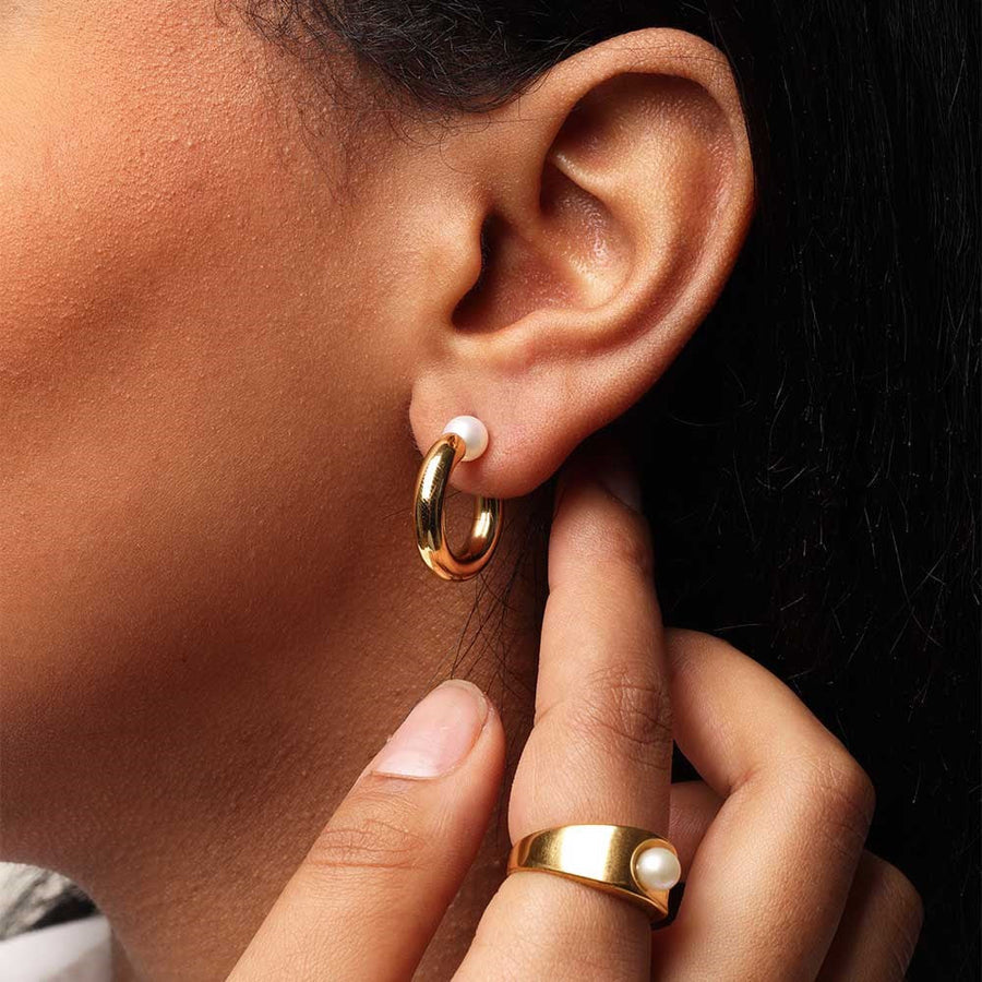 Chunky Pearl Hoops Ohrstecker getragen von einem Model