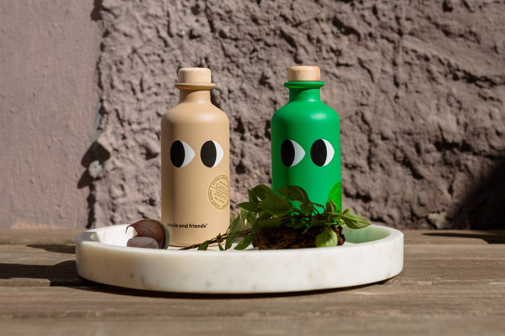 Natives Olivenöl Extra mit Knoblauch und Natives Olivenöl mit Basilikum auf einem Tablett