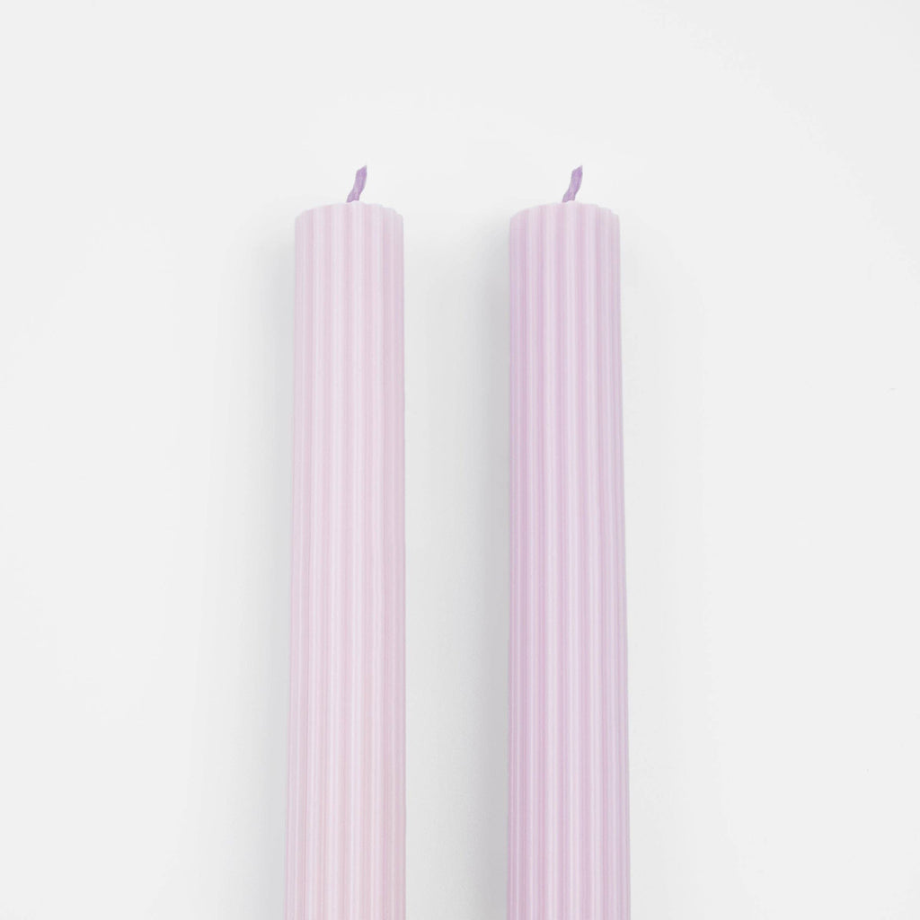 Flieder Tischkerzen X Geriffelt, 2er Set, Detailansicht