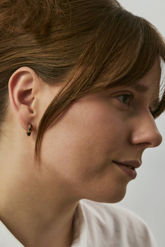 Charme Cookie X Kleine Ohrringe, Leo-Muster, getragen von einem Model