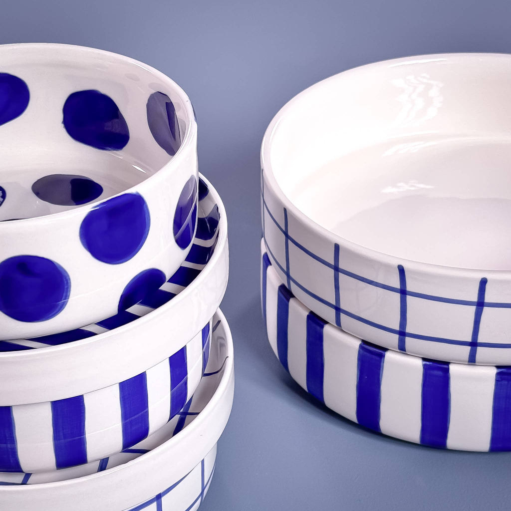 Magazin Minori, mehrere blaue Schalen und Teller mit unterschiedlichen Mustern