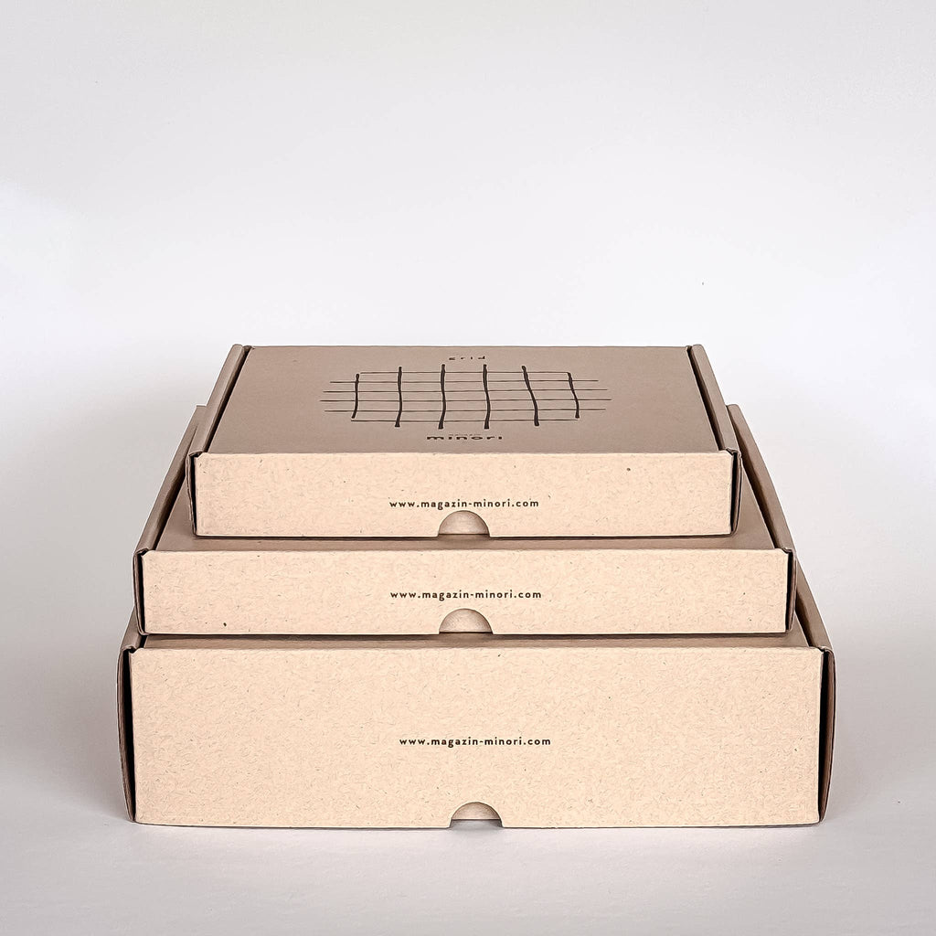 Magazin Minori, 3 Verpackungskartons aufeinander gestapelt