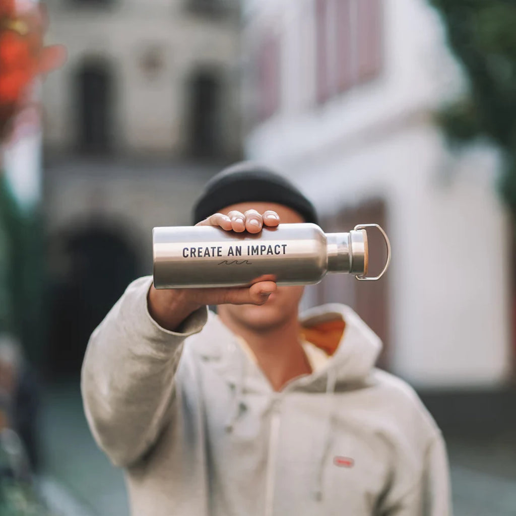 Ein Model hält die Edelstahl Thermosflasche in die Kamera