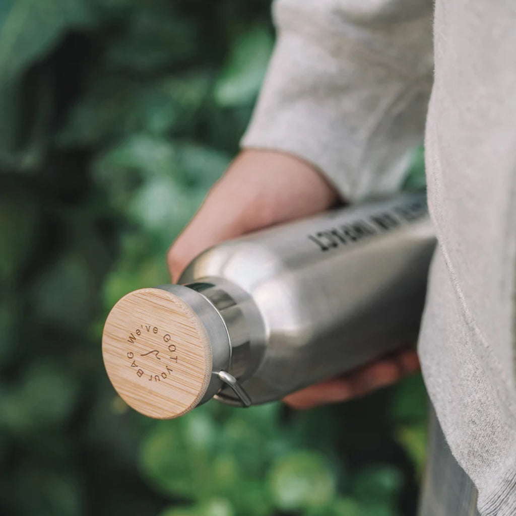 Ein Model hält die Edelstahl Thermosflasche in der Hand