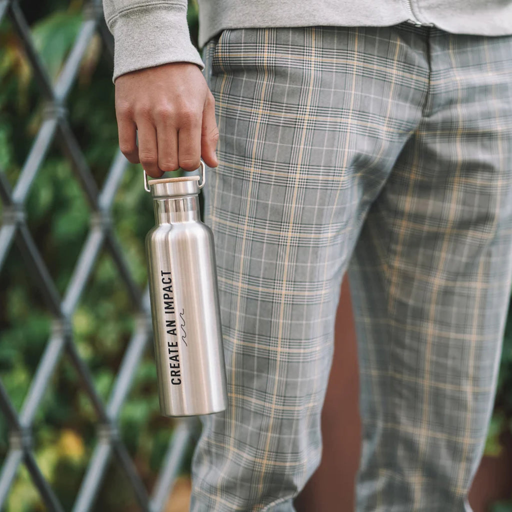 Ein Model hält die Edelstahl Thermosflasche in der Hand