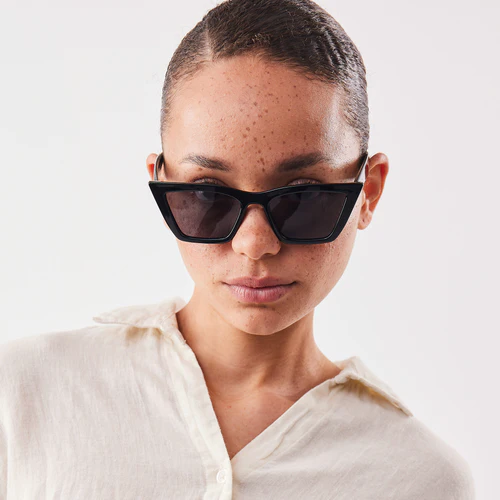 Black NO.02 X RE:SHADES, Sonnenbrille getragen von einer Frau
