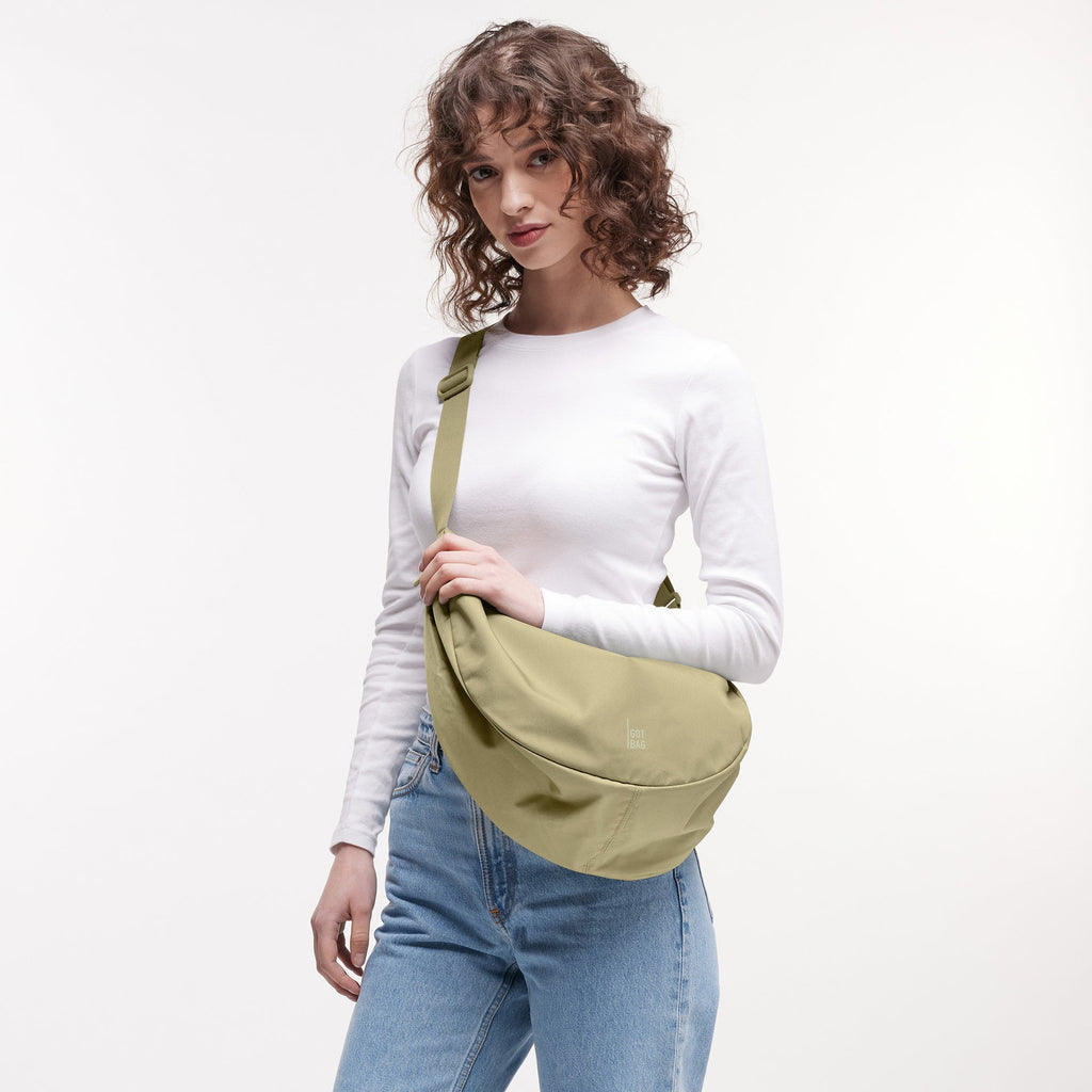 Large Nori Monochrome X Moon Bag, crossbody getragen von einem Model