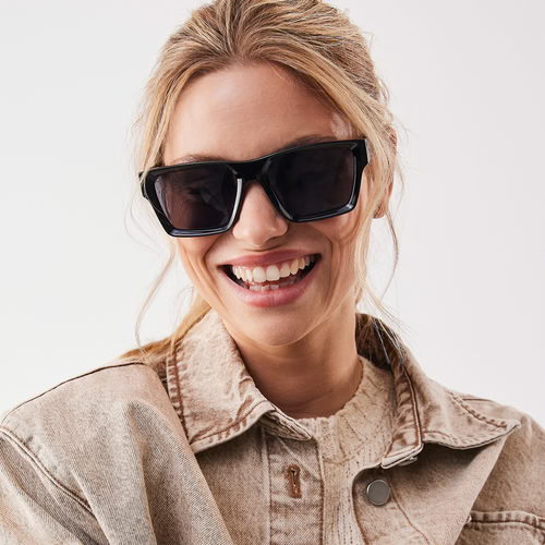 Black NO.04 X RE:SHADES, Sonnenbrille getragen von einer Frau