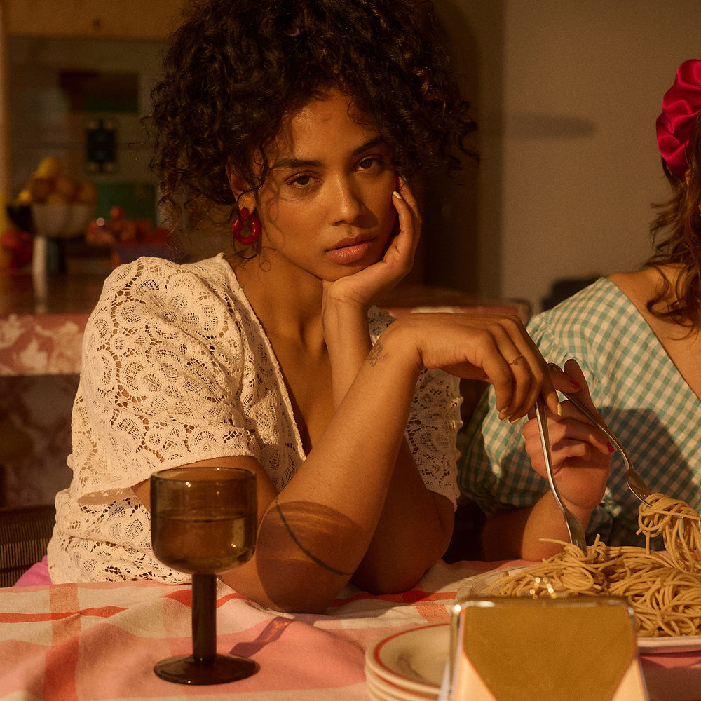 Ohrringe X Cherry Red, getragen von einem Model