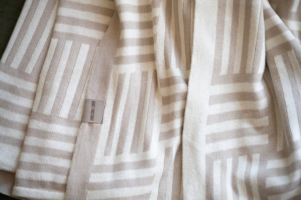 Ecru-Leinen X Dash Plaid Kuscheldecke, Detailansicht