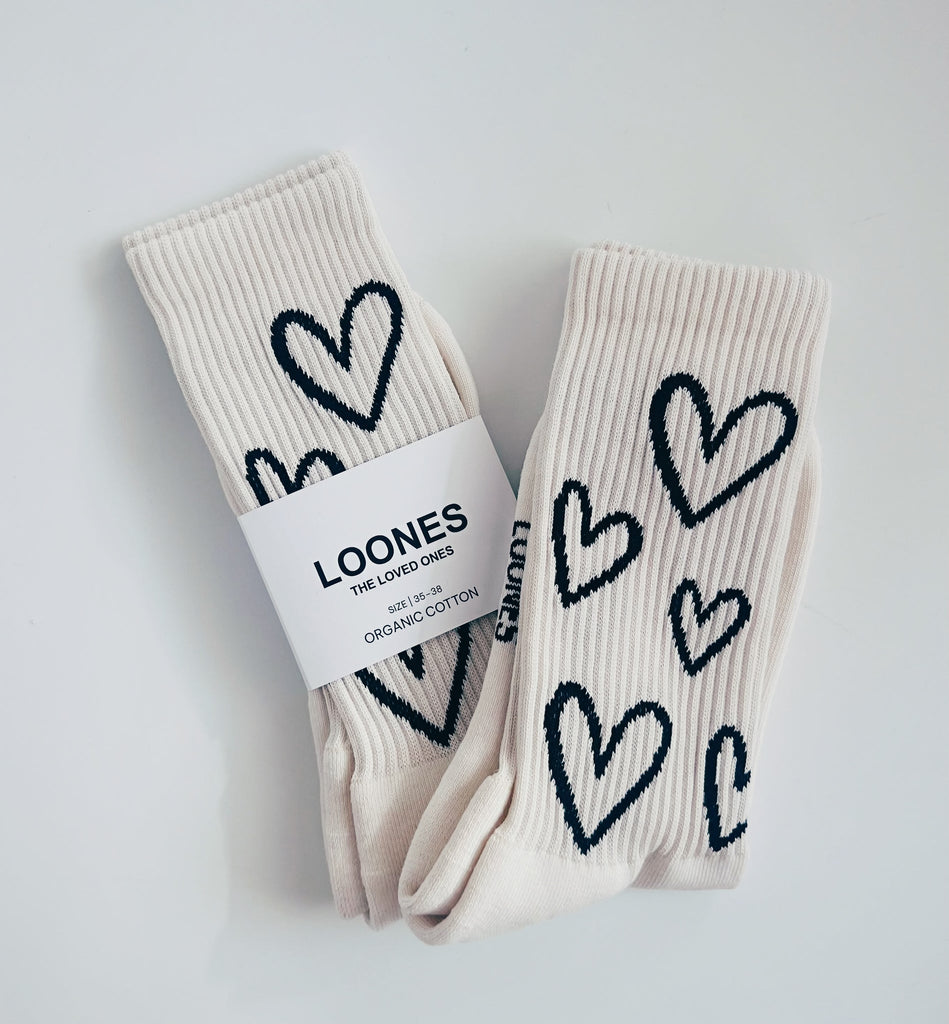 Lots of Love X Socken, weiß mit schwarzen, eingewebten Herzen