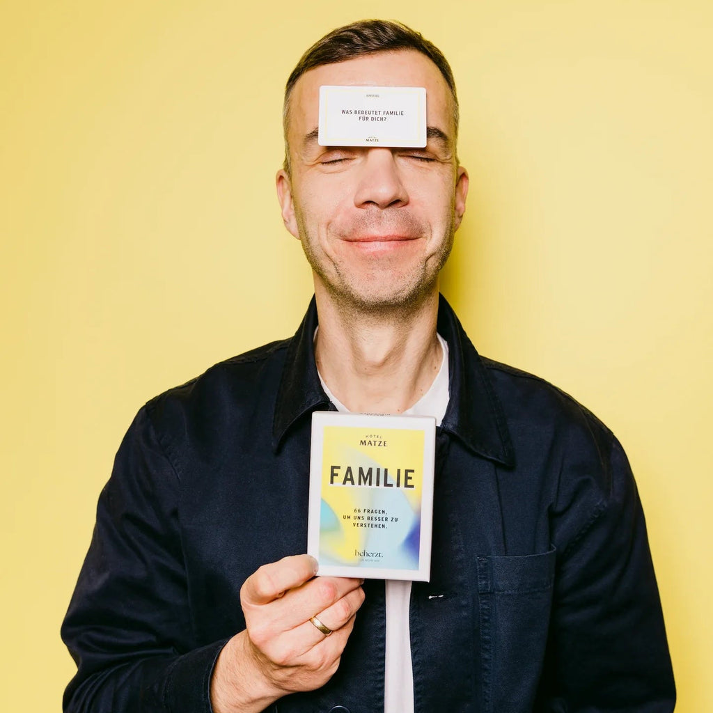 Familie X 66 Fragen, um uns besser zu verstehen, Matze Hielscher hat eine Spielkarte an der Stirn