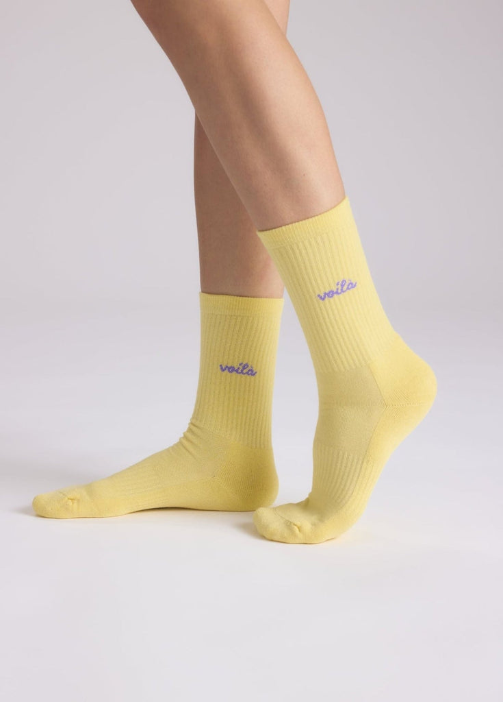 Voilà X French Socks, gelb mit Schreibschrift-Schriftzug: "voilà" in violett