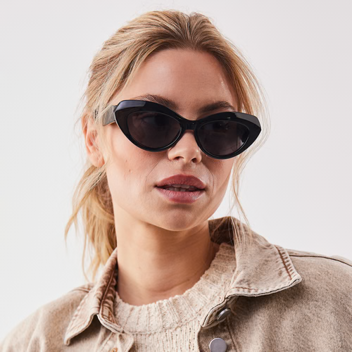 Black NO.01 X RE:SHADES, Sonnenbrille getragen von einer Frau