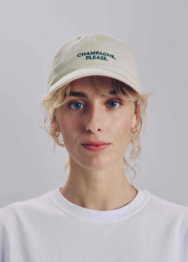 Champagne, please X Base Cap, präsentiert von einem Model