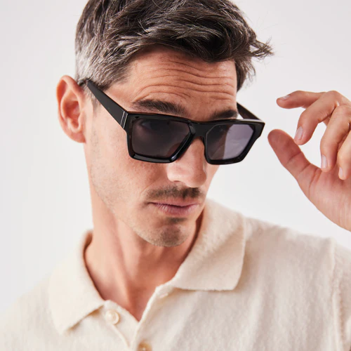 Black NO.04 X RE:SHADES, Sonnenbrille getragen von einem Mann