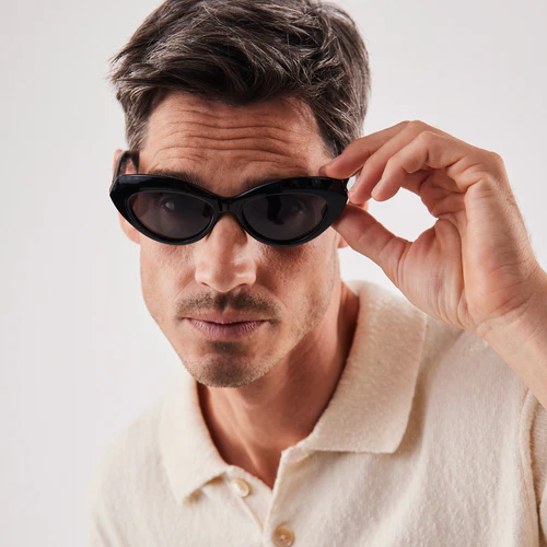 Black NO.01 X RE:SHADES Sonnenbrille, getragen von einem Mann