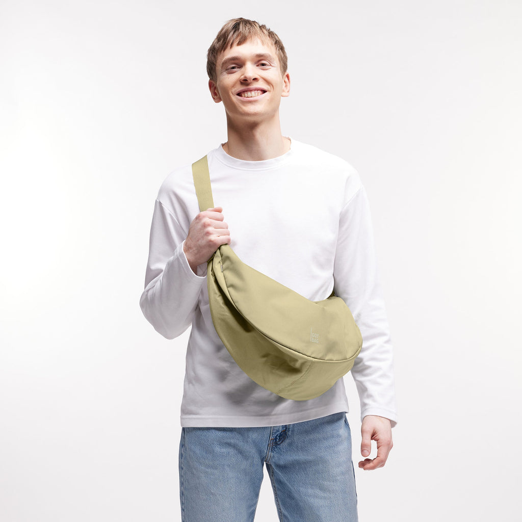 Large Nori Monochrome X Moon Bag, crossbody getragen von einem Model