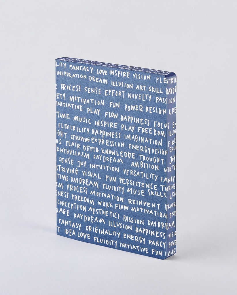 Word Plays X Notizbuch L aus recyceltem Denim, von schräg vorn fotografiert