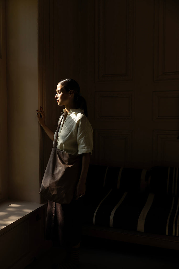 Coffee X Feel Good Bag, ein Model trägt die Feel Good Bag crossbody