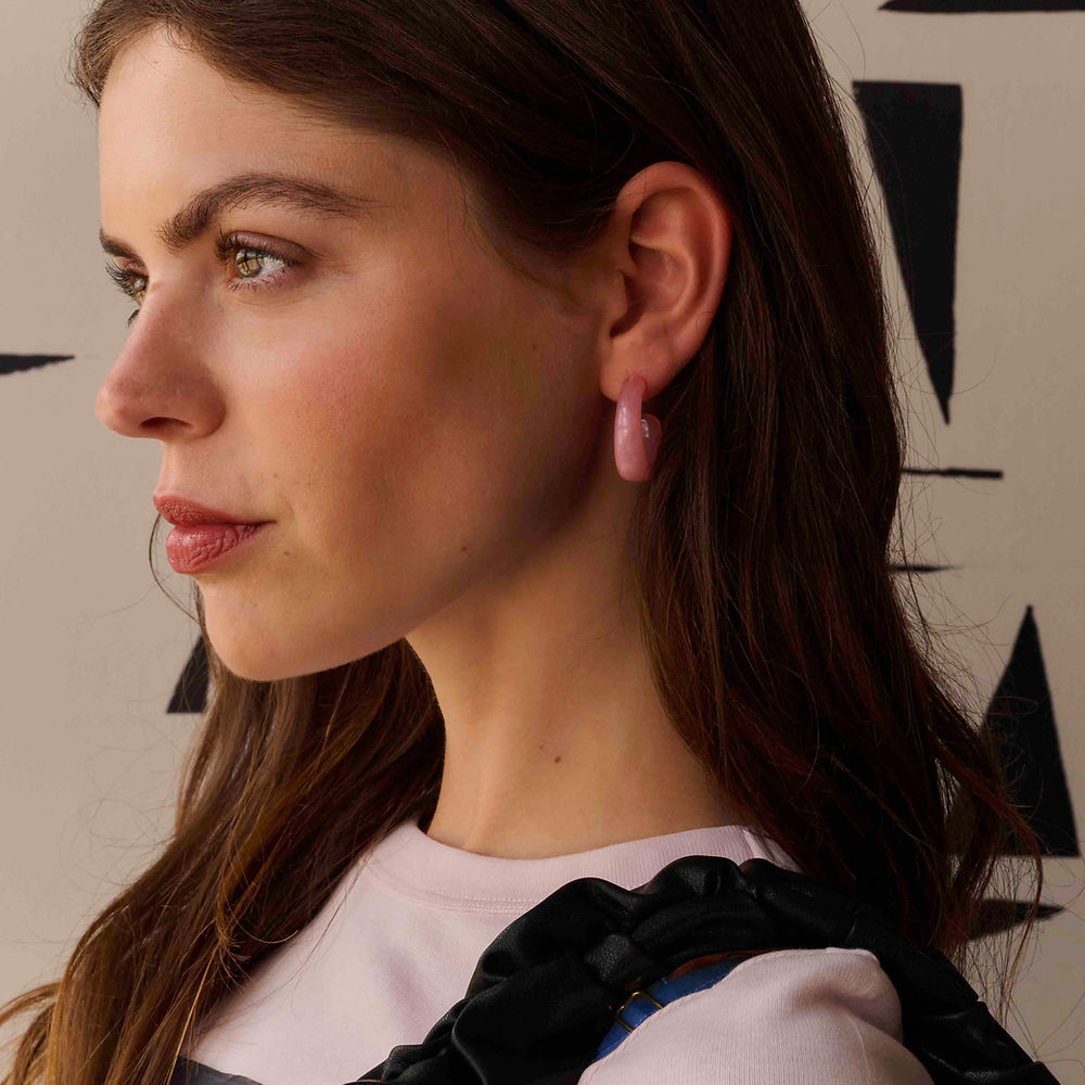 Ohrringe X Pink Cerchio, getragen von einem Model