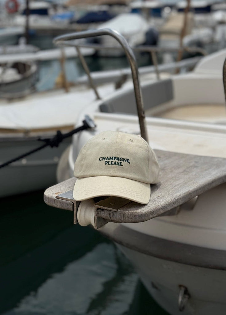 Champagne, please X Base Cap, auf einem Boot