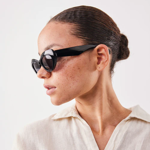 Black NO.01 X RE:SHADES, Sonnenbrille getragen von einer Frau