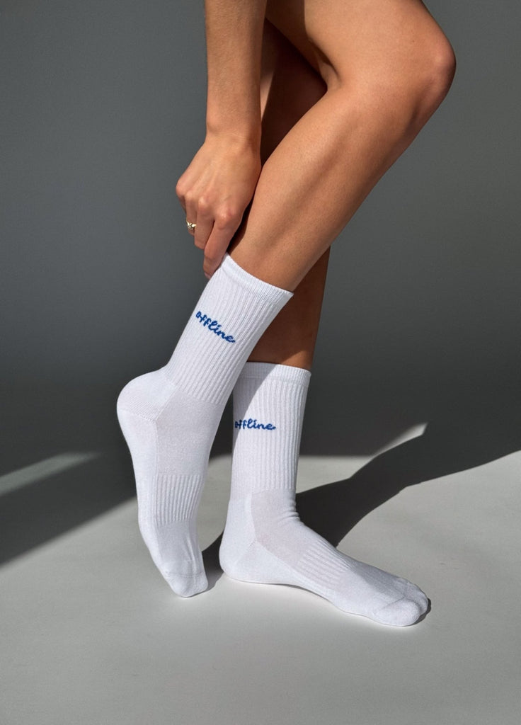 Offline X White Socks, getragen von einem Model mit einem Schriftzug in blau in Schreibschrift: "offline"