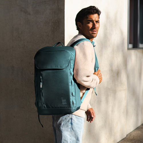 Sea Teal Monochrome X Pro Pack, auf der Schulter getragen von einem Model